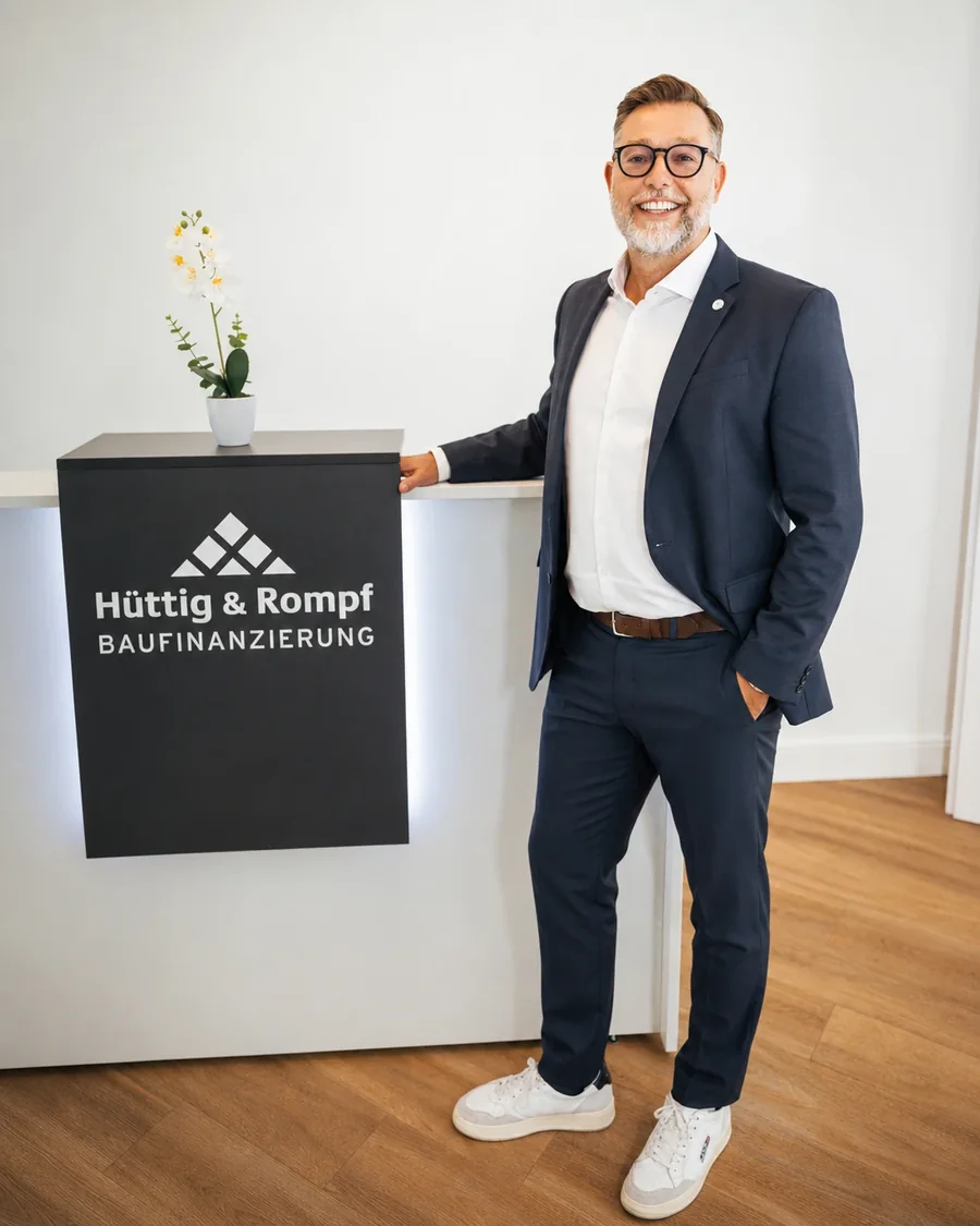 Patrick Hofrichter am Empfang der Hüttig & Rompf Niederlassung in der Badergasse 3 in Mainz